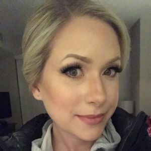 Meet your Posher, Larissa